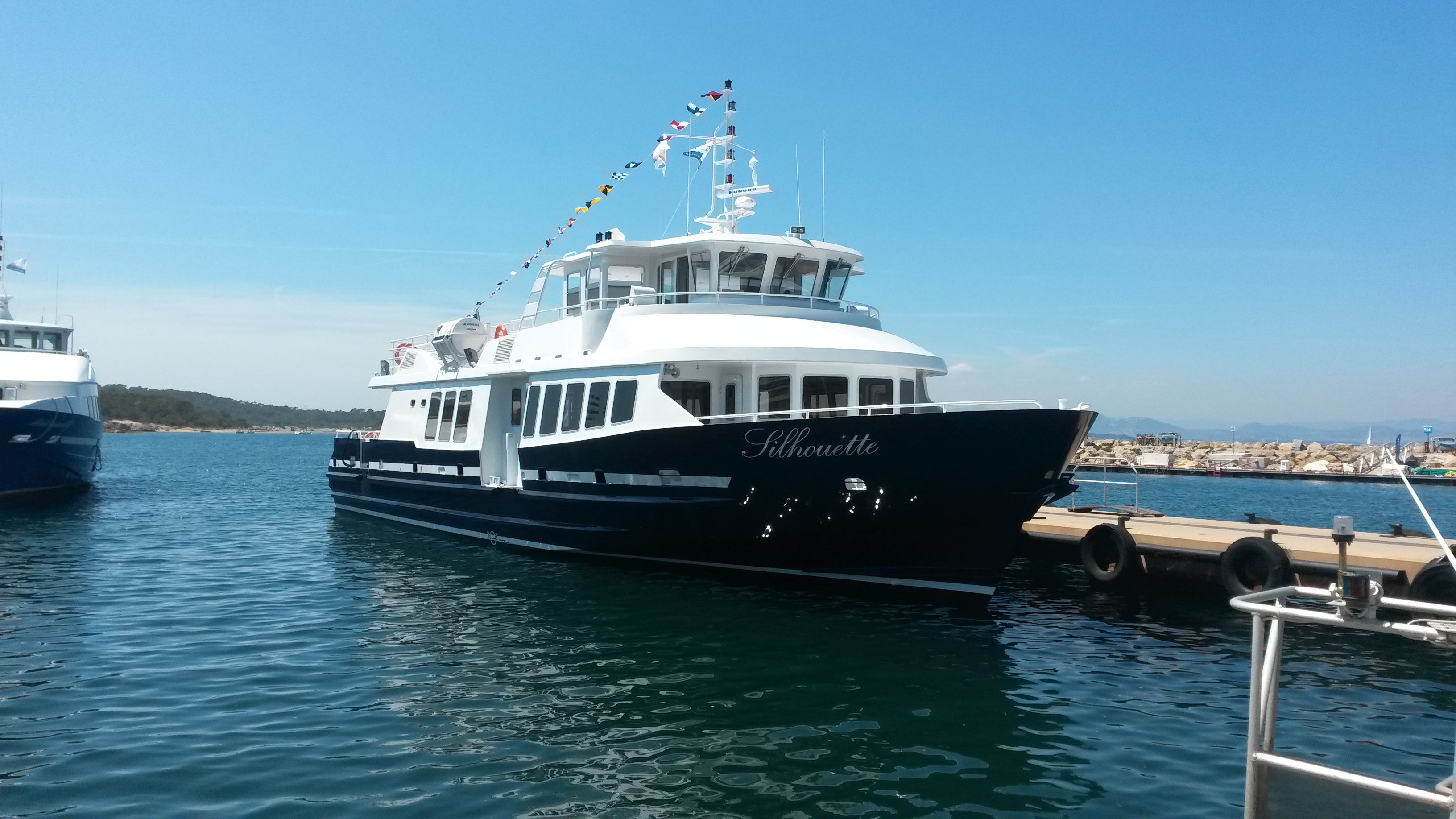 silhouette sur l'eau à Cannes Transmétal Industrie construction navale aluminium navires à passagers